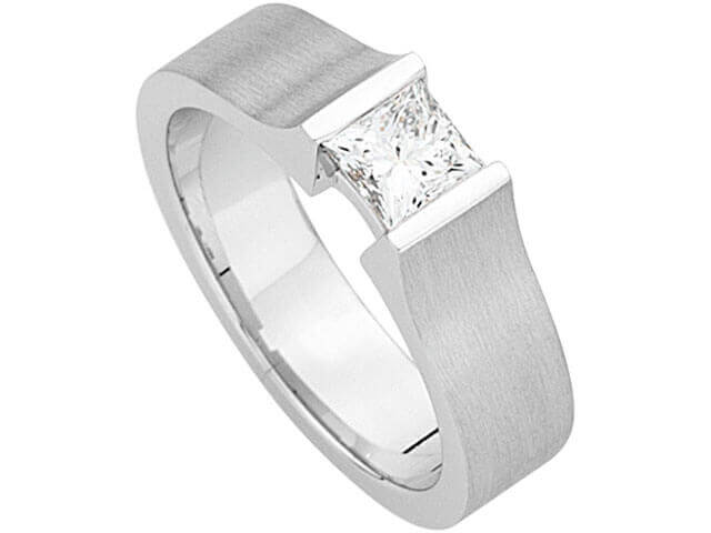 A Solitaire Princess Cut Diamond Bar Set Ring C908 with a princess cut diamond set in white gold.