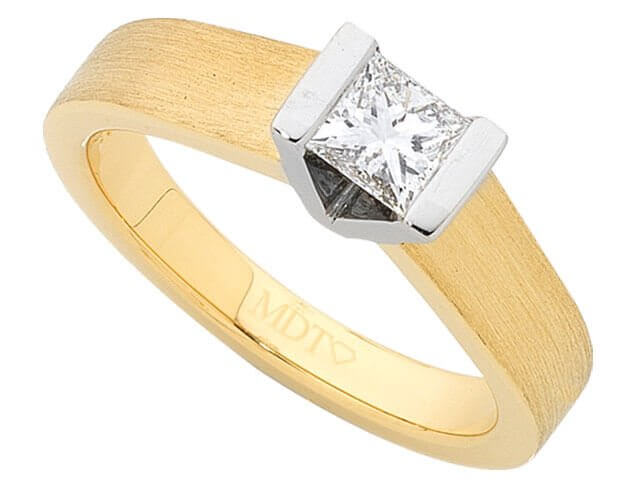 A yellow gold Bar Set Solitaire Princess Cut Diamond Ring C914.