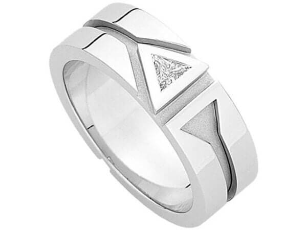 A Patterned Groove and Diamond Ring C532 for men's wedding, made of white gold with a diamond in the middle. The ring also features a groove and diamond accentuating its elegance.