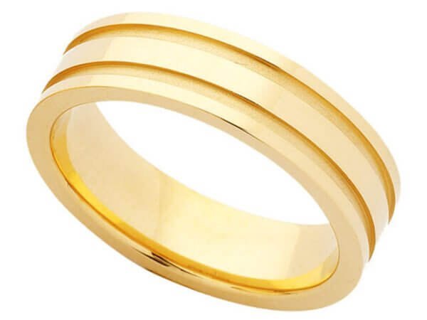 A men's wedding band, Grooved Flat Band C601 in yellow gold.