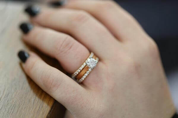 A woman's hand adorned with a stunning Solitaire Round Brilliant Cut Diamond Ring C918.