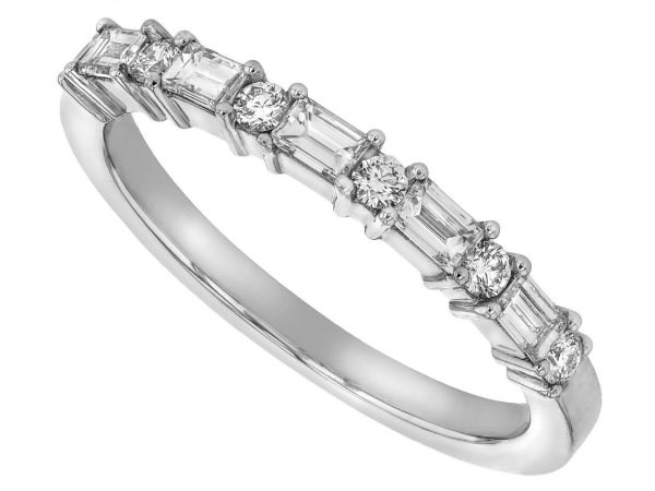 round and baguette diamond claw set wedding ring c463